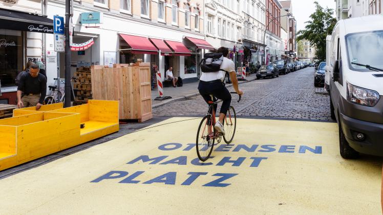 „Ottensen macht Platz“ für Fußgänger und Radfahrer. Autos müssen draußen bleiben.