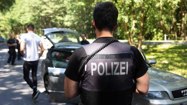 Vor Festivals – hier vor der „Fusion“ in Lärz – begleitet die Polizei die Anreise der Gäste mit Kontrollen. 