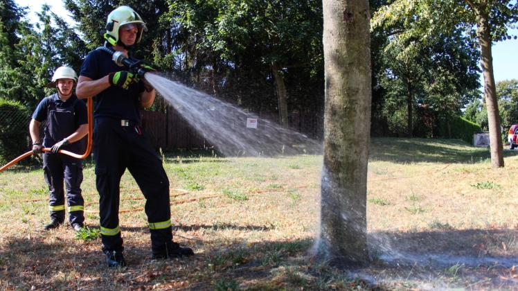 Ein Feuerwehrmann wässert in Lehnin Bäume. Hitze und Trockenheit machen den märkischen Parks und Grünanlagen auch in diesem Jahr wieder zu schaffen.