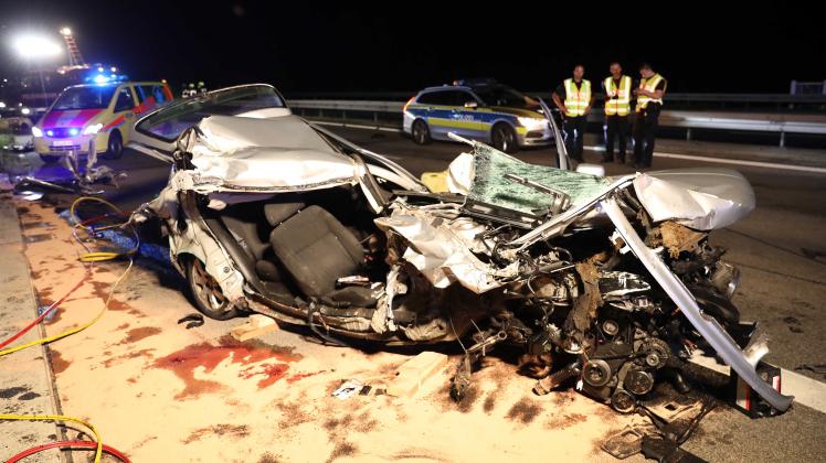 Tödlicher Unfall auf A20:

Golf fast auf die Hälfte zusammengestaucht! Polnischer Pkw fährt auf A20 mit extremer Geschwindigkeit in Lkw - Ein Insasse fliegt aus dem Wagen - Zwei Tote (40, 39) ein Schwerverletzter (23)