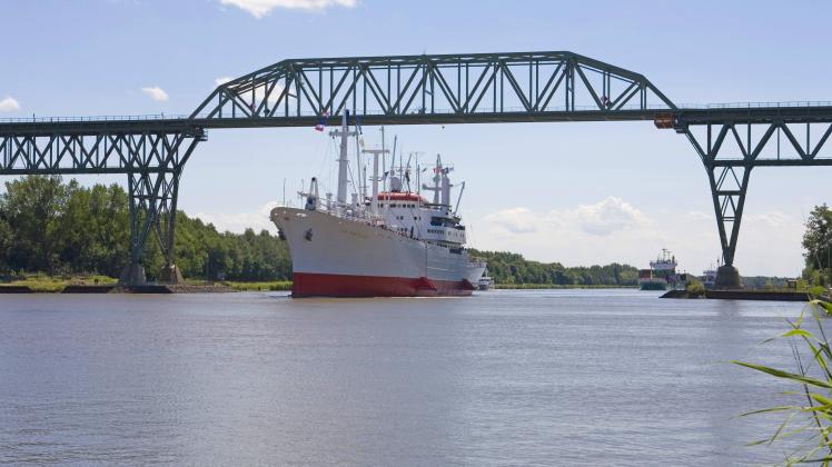 Kommt wieder nach Rendsburg: Das MS „Cap San Diego“ auf dem Nord-Ostsee-Kanal unter der Hochbrücke Hochdonn.