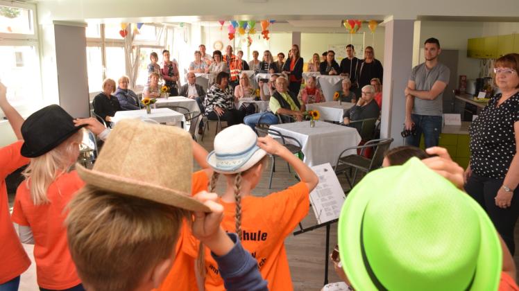 Hut ab für diese 40 Jahre: Die Schüler der Stadtschule am Mühlenteich gratulierten auf ihre Weise zum Kita-Jubiläum.  Fotos: Hirschmann 