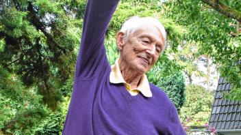 Mit 90 Jahren vital und  geistig fit: Hans-Georg Schoen, einer der ersten Yogalehrer Deutschlands.