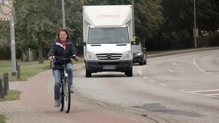 Diese Parchimer Radfahrerin fährt vorschriftsmäßig in der Schweriner Straße auf dem richtigen Radweg.