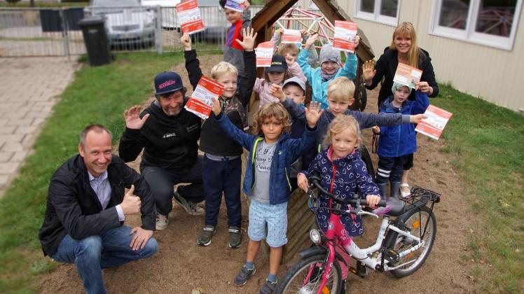 Knut Wetzig und Birger Nickel (v.l.) überraschten jetzt die „Kunterbunt“-Kinder mit den Siegerpreisen.