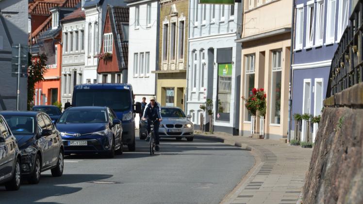 Schleswig ist wenig fahrradfreundlich. Oftmals brenzlig ist die Situation für Radfahrer im Lollfuß.