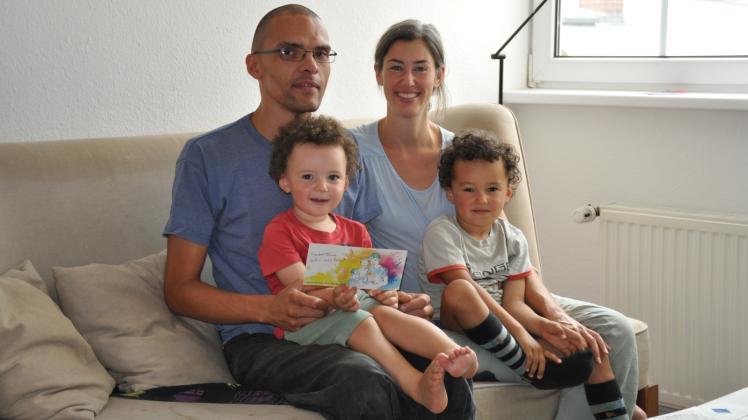 Suchen nach einem neuen Heim: Moh Portuondo Alvarez und Kim Messerich mit ihren Söhnen Neas und Ari.
