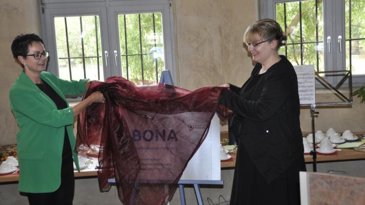 Bürgermeisterin Annett Jura (links) und Bibliothekleiterin Susann Fritz enthüllen die Namenstafel.  Fotos: Renè Hill 