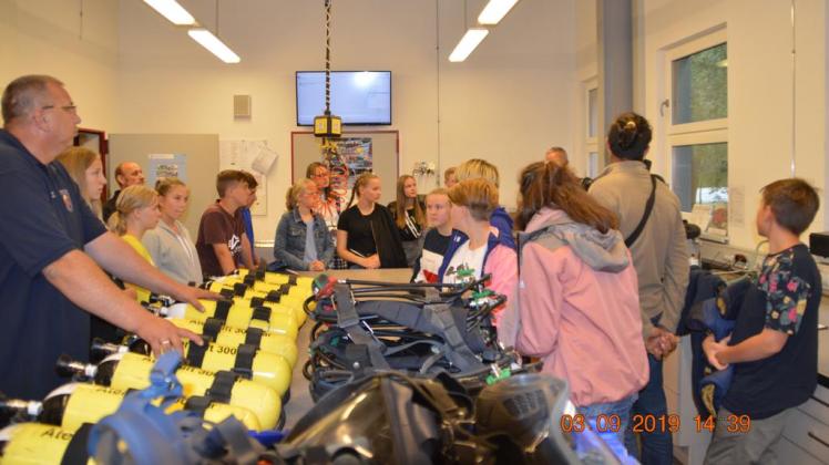 Besuch der russischen und deutschen Schüler in dieser Woche in der Feuerwehrzentrale in Hagenow 