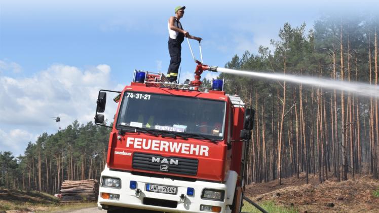 Es gibt ein Gutachten, aus dem hervorgeht, dass sich die Brandursache nicht zweifelsfrei feststellen lässt. Die Ermittlungen zum Waldbrand auf dem ehemaligen Truppenübungsplatz bei Lübtheen wurden von der Staatsanwaltschaft eingestellt.  