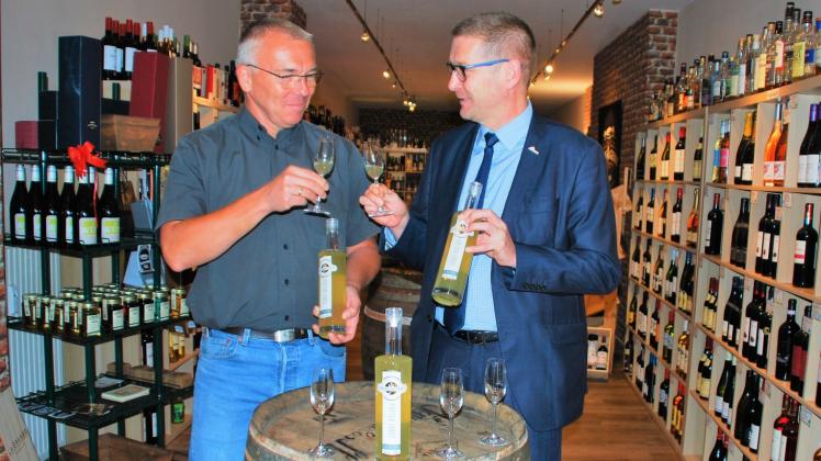 Der „Pütter Forst“ ist erhältlich: Lutz Rosengarten (l.) überreichte Bürgermeister Dirk Flörke die erste Flasche. 