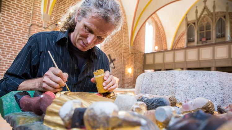 Rekonstruiert den Klappaltar in der Retgendorfer Kirche: Restaurator Heiko Brandner arbeitet seit Juli an dem 500 Jahre alten Bildnis.