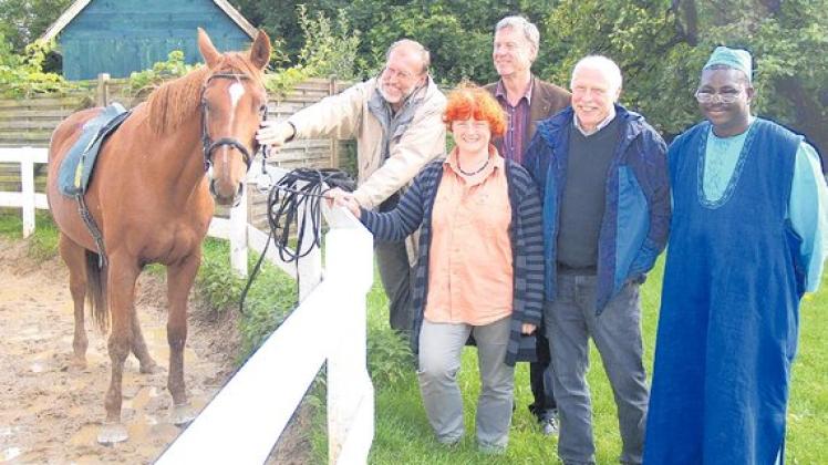 Beim Rundgang auf dem Reiterhof Kuhnke: "Aukrug-Sien"-Vize Branko Irek, Hella Kohlmeyer, Eitel-Wolf Necker, Bürgermeister Nils Kuhnke und Patrice Toé (von links) sprachen über die Partnerschafts-Projekte. Foto: Kühl