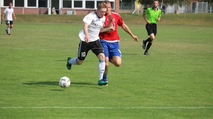 Traf zum 1:0 für den TSV Bützow II: Johannes Belosa (l.) brachte sein Team beim FC Förderkader René Schneider II auf die Siegerstraße.