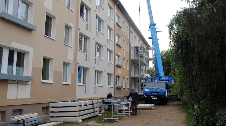 WGG-Bauvorhaben in Güstrow: An alle Wohnungen der Elisabethstraße 15 bis 17 werden Balkone angebaut. 