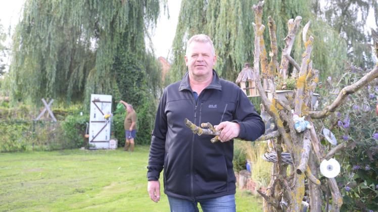 Hat Ärger mit dem Biosphärenamt: Schlagsdorf Bürgermeister Ingo Melchin. Er hatte aus Sicherheitsgründen unter anderem zwei Weiden, die im Hintergrund zu sehen sind, kappen lassen. 