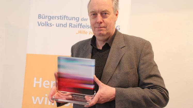 Der Plüschower Künstler Udo Rathke hat den Bräunig-Preis entworfen. 