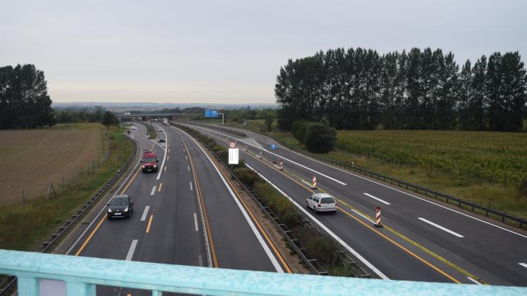 Die Fahrbahnmarkierungen an der Baustelle am Autobahn-Kreuz Wismar sind bereits aufgetragen. 