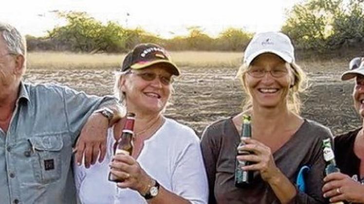 Ein Bier als "sundowner": Klaus-Peter Kownatzki, seine Schwestern Monika und Sabine sowie Anja Ilgenstein (v.li.). Das Foto entstand 2007, als "Terra Namibia" gegründet wurde. Foto: Anja Ilgenstein/ Terra Namibia