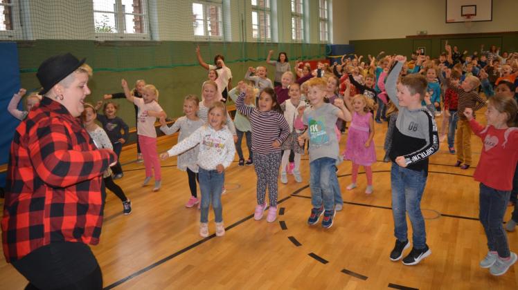 Tanz-Workshop in der Grundschule „An der Nebel“: Anja Lambert (l.) studierte gestern die Choreografie mit mehr als 200 Kindern ein.  