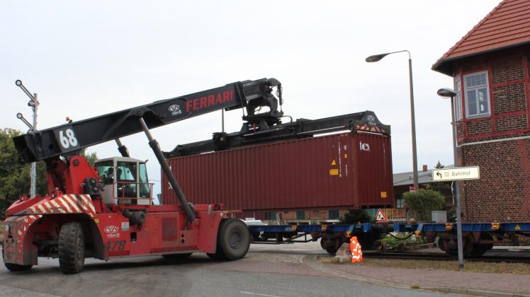 „Leere runter, volle rauf“: Der Containerumschlag ist derzeit vom Elbeport an den Wittenberger Bahnhof ausgelagert. 