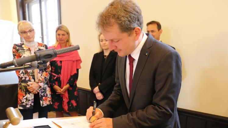 Unterschrift für ein besseres Tourismusangebot in der Region mit dem Wittenburg Village: Schwerins OB Rico Badenschier unterschreibt im Rathaus die Kooperationsvereinbarung. 