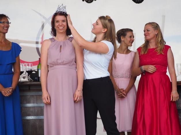 Sandra Ohm freut sich über den Sieg und den Titel „Erste Weinprinzessin Schleswig-Holsteins“. Ausgestattet mit Krone und ihrem Kleid von Mode Max Hansen aus Tolk freut sich die Mutter nun auf die spannenden Aufgaben als Weinprinzessin. Sandra Ohm freut sich über den Sieg und den Titel „Erste Weinprinzessin Schleswig-Holsteins“. Ausgestattet mit Krone und ihrem Kleid von Mode Max Hansen aus Tolk freut sich die Mutter nun auf die spannenden Aufgaben als Weinprinzessin.