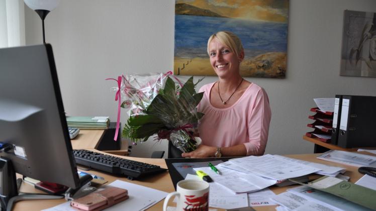 Strahlt übers ganze Gesicht: Zu ihrem 25-jährigen Jubiläum als Steuerfachangestellte bei der BVBB ehrte ihr Vorgesetzter Jacqueline Wild mit einem Blumenstrauß. 