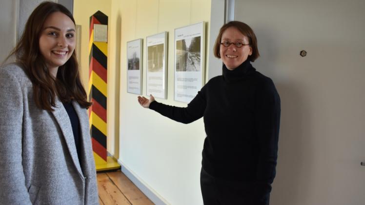 Der Blick in die Vergangenheit ist freigegeben. Inga Ragnit (r.) und Charlotte Stoll freuen sich über die Eröffnung der Ausstellung „18 Fluchtorte zwischen Ratzeburger See und Elbe“. 