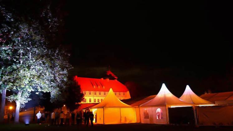 Hier wird bis in die Nacht gefeiert: Das Festgelände an der Burg in Neustadt-Glewe. 