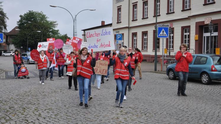 Gut 50 Erzieher aus Boizenburg, Neu Gülze, Kirch Jesar, Kuhstorf und Conow gingen am gestrigen Donnerstagmorgen für mehr Lohn auf die Straße. 