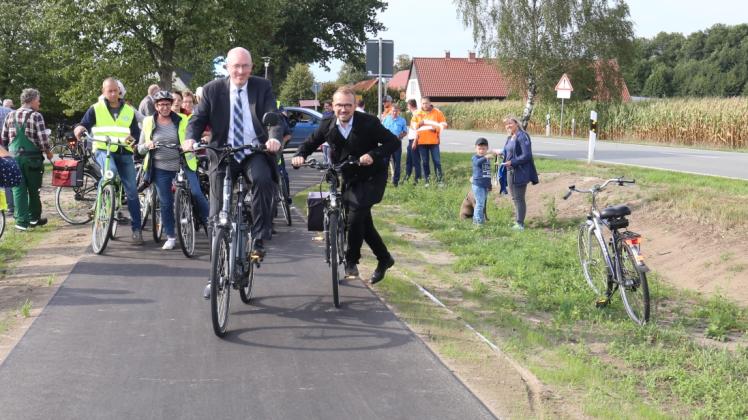 Schwungvoll auf den neuen Radweg, Minister Christian Pegel und Landrat Stefan Sternberg nehmen in Jessenitz Tempo auf.