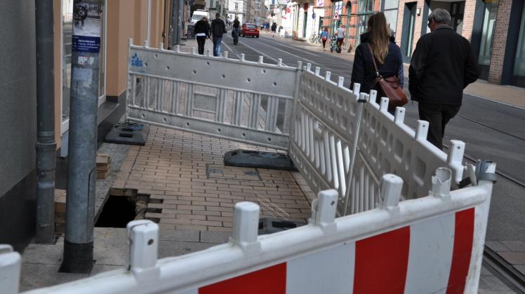Wismarsche Straße: Fußgänger sollten die Absperrungen unbedingt beachten, um sich nicht in Gefahr zu bringen. 