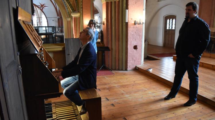 Begeisterung über die restaurierte Orgel machte sich bereits bei Friedrich Drese (sitzend), Therese Tröltzsch und Jan Oliver Jörgens (r.) breit. Viele weitere Menschen sollen folgen. 