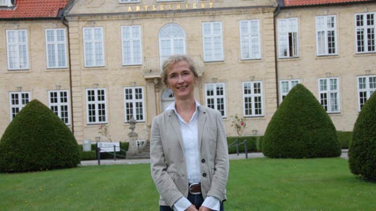 Susanne Bracker (52) vor dem Schleswiger Amtsgericht, das sie viereinhalb Jahre als Direktorin leitete. Die promovierte Juristin wohnt mit ihrem Mann, der Rechtsanwalt ist, und den beiden 11 und 13 Jahre alten Söhnen in Bordesholm.