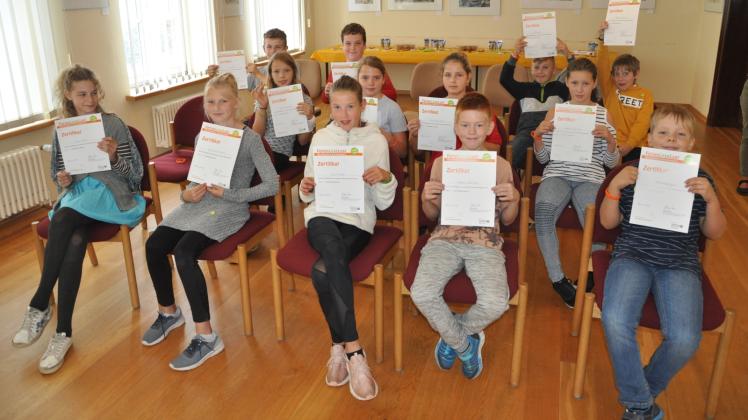 Zertifikate für junge Leser: Am Freitag wurden erfolgreiche Teilnehmer des Ferienlesclubs in Brüel ausgezeichnet. 