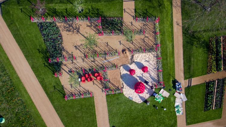 Im Friedrich-Ebert-Park basiert die Gestaltung des Fontanegartens „Hier ist's gut sein“ auf Fontanes Kindheitserinnerungen an den elterlichen Garten in Swinemünde.  Fotos: dpa/Jens Büttner 