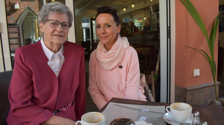 Diese Frauen verbindet viel: Ursula Luther hat Manuela Groth auf die Welt geholfen. 