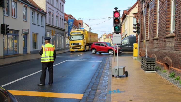Da die Ampeln den Verkehr an der Baustelle Langestraße nicht ausreichend regeln, kümmern sich Polizisten darum. 