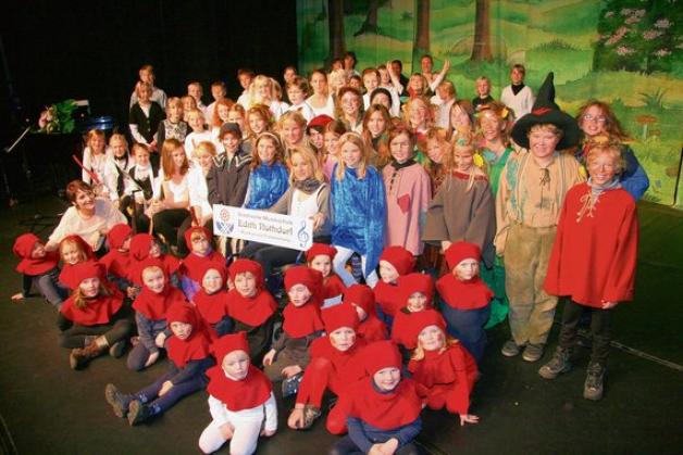 82 Musical-Mitwirkende im Alter zwischen dreieinhalb und 18 Jahren auf der Bühne des Kleinen Theaters Bargteheide.  Foto: giese
