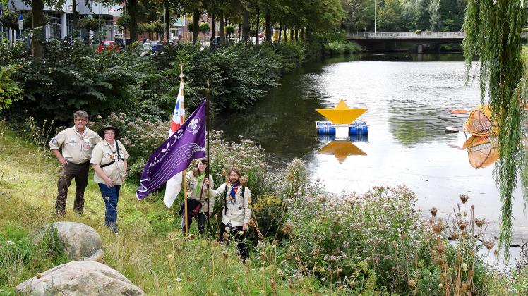 Sie setzen ein Zeichen auf dem Rendsburger Stadtsee: Andreas Marx, Ulrike Imbusch, Birte Altmann und Norbert Janßen (von links) vom Pfadfinderstamm „Stern des Nordens“.