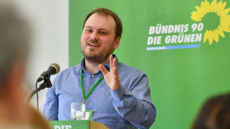 Landeschef Clemens Rostock macht klar, dass die Grünen iin jedem Dreier-Bündnis dabei wären, und es noch jede Menge offene Fragen gibt. 