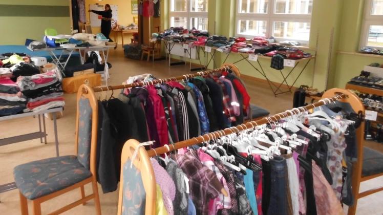 Volle Kleiderständer können Interessenten auch beim 13. Kinderflohmarkt im „Haus Sonnenschein“ erwarten.  
