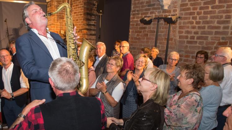 Auf Tuchfühlung mit dem Zarrentiner Publikum: Der Saxophonist Andreas Pasternack. 