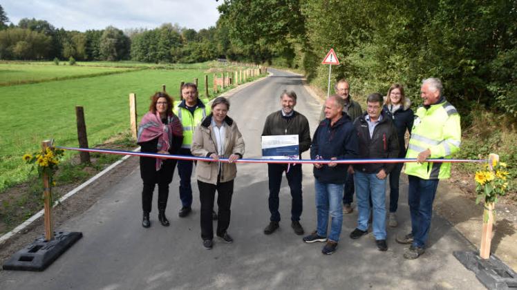 Nach dreimonatiger Bauzeit gab Bürgermeisterin Tanja Rönck (3. v. li.) gestern zusammen mit anderen am Bau Beteiligten den Bruhnskoppeler Weg für den Verkehr frei. 