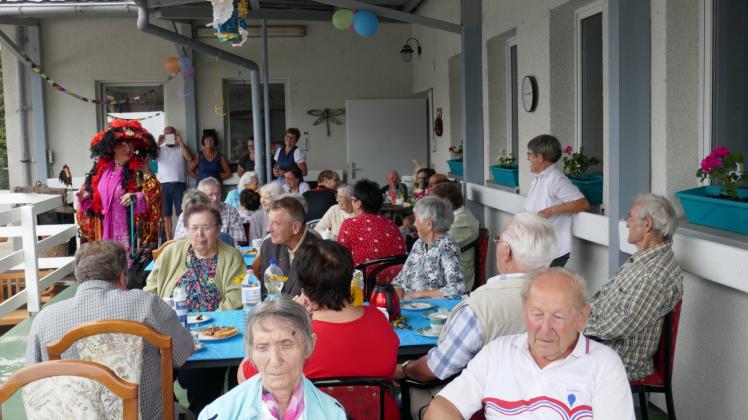 Sommerfest in der Lübzer Tagespflege: Die „Wilde Hilde“ sorgte für die Unterhaltung der Gäste.