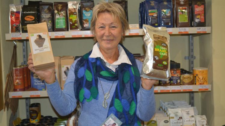„Der fair gehandelte Kaffee aus Brasilien, Peru oder Nicaragua wird gerne gekauft“, sagt Andrea Ehmer vom Güstrower Weltladen.  