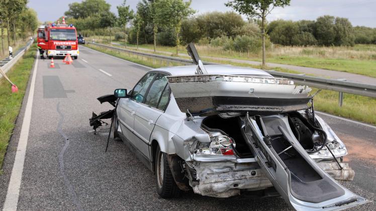 Starkregen als Unfallursache? BMW mit drei jungen Insassen auf Landesstraße bei Fahrenholz in Leitplanken gefahren - Vollsperrung