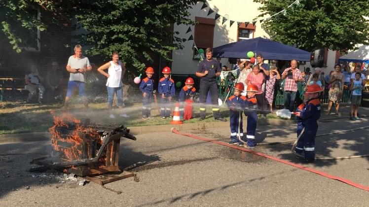 Uenzes Feuerwehrnachwuchs im Einsatz auf der Dorfstraße.