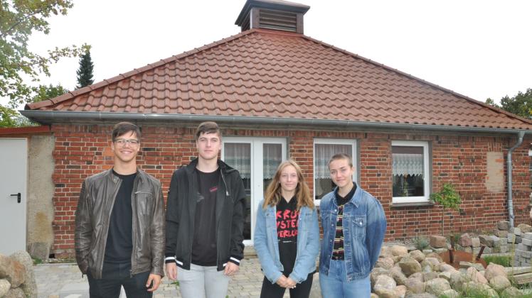 Am Schülerhaus in Sternberg: In dem Gebäude beraten auch Karl Ogorreck, Florian Kay Soltow, Elisa Gramse und Lena-Marie Cyprian (v. l.) vom Schülerrat. 